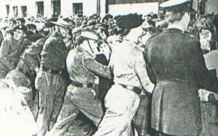 The army holds crowds back / Melbourne